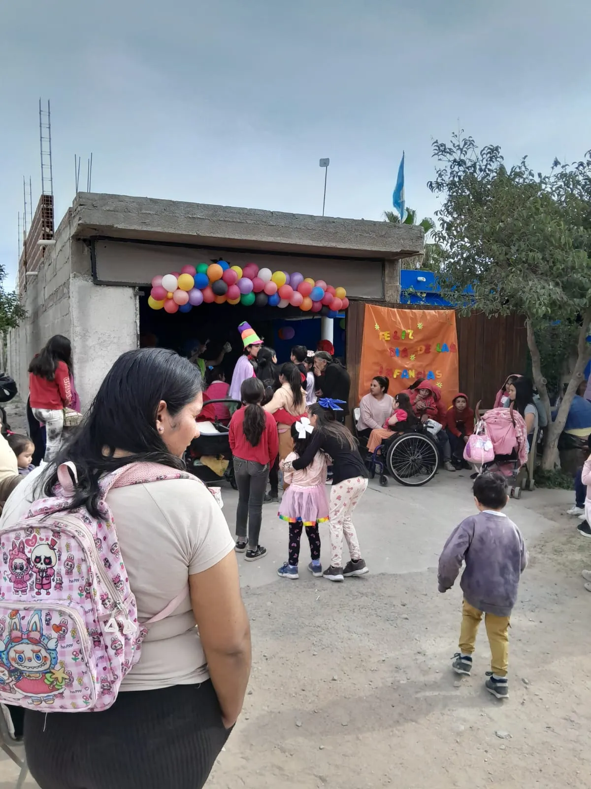 Globos y cartel de Feliz Día de las Infancias en el festejo del Merendero Victoria